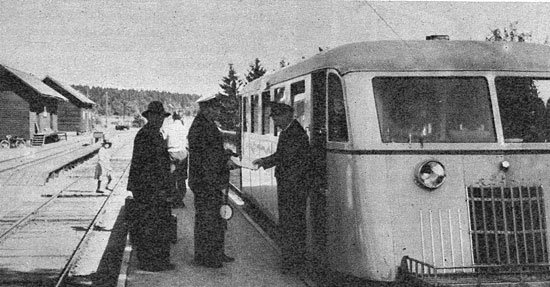 Fyra rälsbussar passerar dagligen, två i vardera riktningen. Här har rälsbussen från Uppsala kl. 11.31 just rullat in. En passagerare av och ett tjänstebrev till stationsmästaren. De fyra persontågen brukar vara mycket mera ”laddade” med folk och gods.