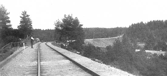 Den 500 meter långa och upp till 11 meter höga Svartråbanken strax öster om Obbhult. Foto: Svenska Järnvägsföreningens minnesskrift 1876-1926.