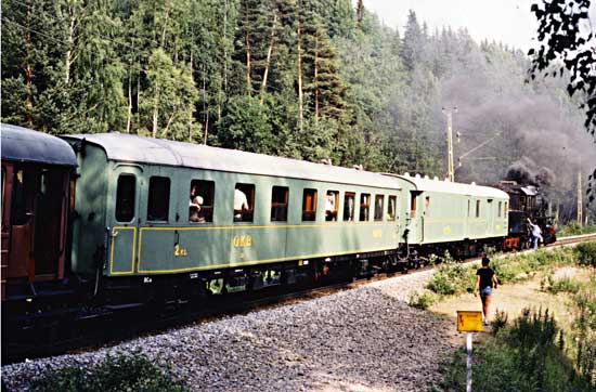 Döda Fallet 1983-07-09. Tjänstetåget från Kälarne till Långsele med H24 i spetsen har gjort ett tekniskt uppehåll. Mitt i bilden OKB BC058.