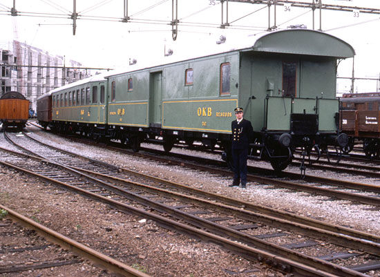 OKB F3 242 i Tomteboda 1981-06-03 med anledning av firandet jrnvgen 125 r. Till vnster syns vagnen OKB BC0 58.