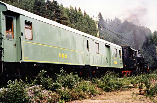 Döda Fallet 1983-07-09. Tjänstetåget från Kälarne till Långsele med H24 i spetsen har gjort ett tekniskt uppehåll. På bilden syns före detta post- och resgodsvagnen OLB DF0 121.