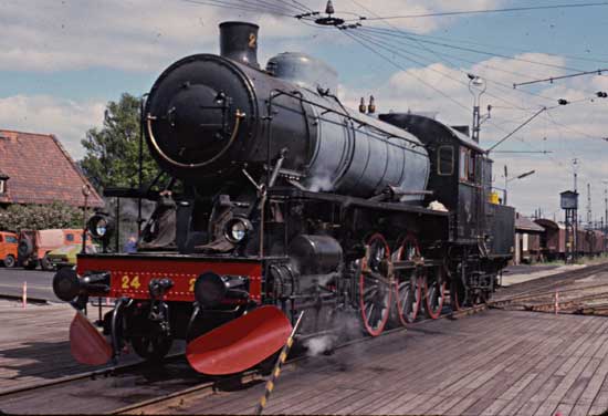 Lokstationen i Sundsvall 1977-05-16. H24:an på väg ut på sin första provkörning inför höstens stora jubileumsresa på Ostkustbanan.