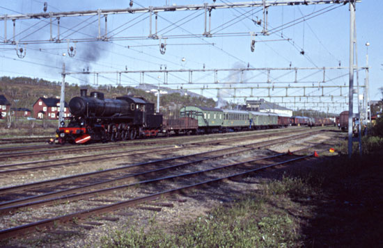 Storlien 1985-06-19. H24 klar att dra hem tomtåget till Sundsvall efter att har kört chartertåget "Baltic steam safari" Sundsvall - Storlien.