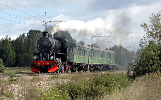 Tåg 150 2006-09-09. OKB H24, personvagnarna OKB BC051 & 55 samt restaurangvagnen OKB BCort 73 representerade ett "äkta" privatbanetåg från tidigt 1930-tal.