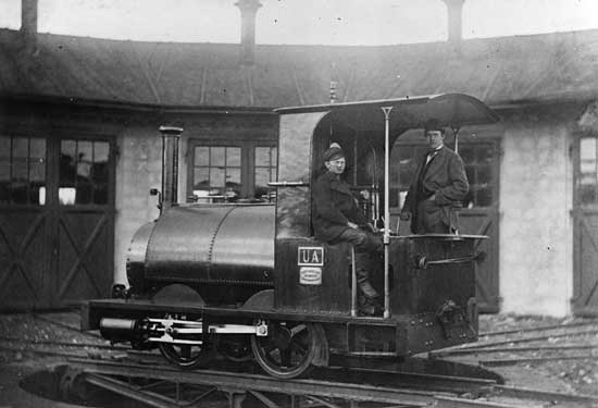 Ånglok NKlJ nummer 1 "UA" på vändskivan i Hagfors någon gång på 1890-talet. Loket tillverkat av Henry Hughes & Co 1871