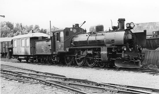 Henschel tillverkningsnummer 25935 tillverkat och levererat 1941 till Västergötland - Göteborgs Järnvägar,VGJ, 31. På bilden som SJ Ånglok B4p 3110 i Uddevalla år 1956