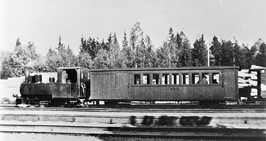 AOJ lok nummer 1 med persontåg i Ormaryd på 1920-talet.