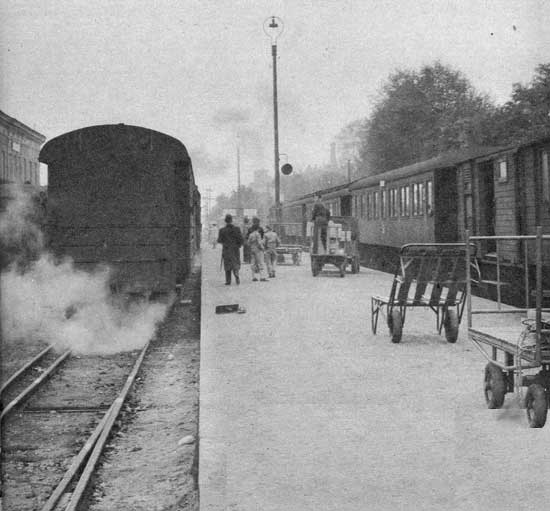 Gamla stationen i Karlshamn kommer under en tid, fram till 31 augusti 1957, att vara vergngsstation mellan smal- och normalsprstg. Till vnster ett smalsprs- och till hger ett normalsprstg. 