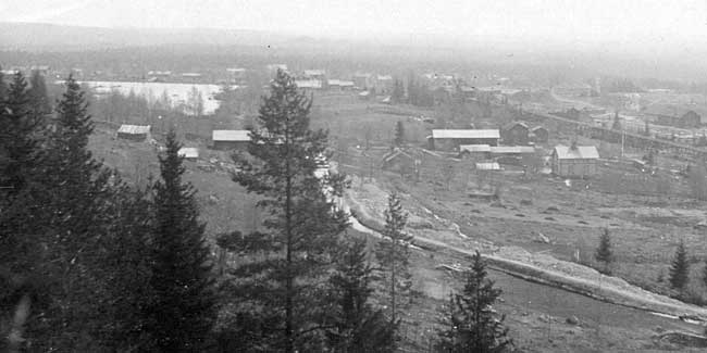 Bilden är tagen någon gång i början av 1910-talet. Uppe till vänster syns gruvdammen och i förgrunden en av de kanaler som ledde "vattenkraft" till gruvorna. Till höger syns högbanan som gick mellan Östergruvan och anrikningsverket