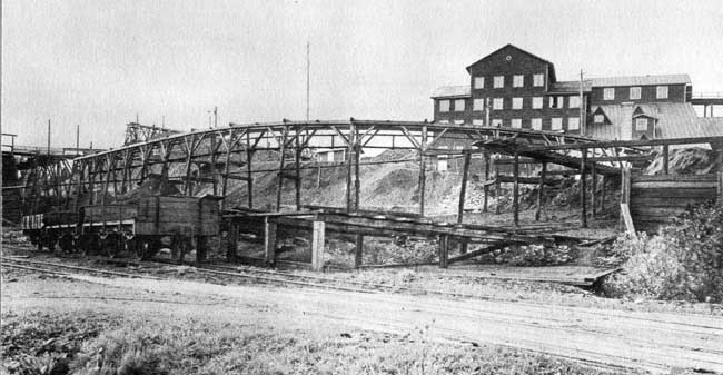 Bilden visar anrikningsverket sett från lastplatsen. Till vänster skymtar sligfickan.  Även den här bilden är från någon gång på 1920-talet.
