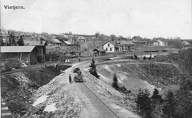 Bilden visar Wintjern omkring 1906. Den r tagen frn hgbanan som leder till det nybyggda anrikningsverket. De hstdragna vagnarna r p vg till grbergsvarpen fr att hmta fyllandsmaterial till bygget av anrikningsverket.