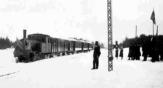 The opening train arrives at Österbymo December 17 Th year 1915