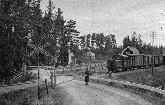 SJ- Rationaliseringen yttrar sig, ocks genom nedlggandet av bl. a. trafiksvaga bandelar. I farozonen sedan ngra r r den lilla smalsprsjrnvgen Eksj - sterbymo, dr i frsta hand person- och styckegodstrafiken r hotad. Hr kommer lokomotortget frbi vgvergngen i Perstorp, bevakad av vgvakten Hanna Jonansson. 1 personvagn, 3 godsfinkor