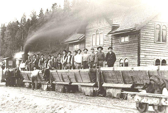Brötjemark nyanlagda station cirka 1899. Banarbetståget dras av JGJ lok 3.