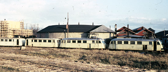 De elektriskt drivna rälsbussarna avställda bakom lokstallet i Linköping , maj 1957. I väntan på skrotning, endast 7-8 år gamla!