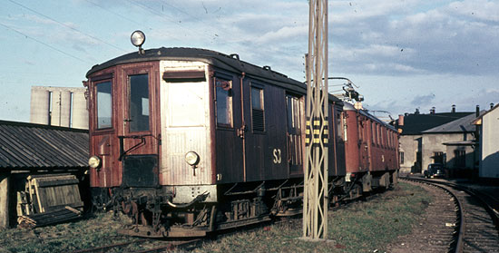 Avstllda ellok och elmotorvagnar vid lokstallet i Linkping, maj 1957. Nrmast i bild SJ XF0a1p 27.