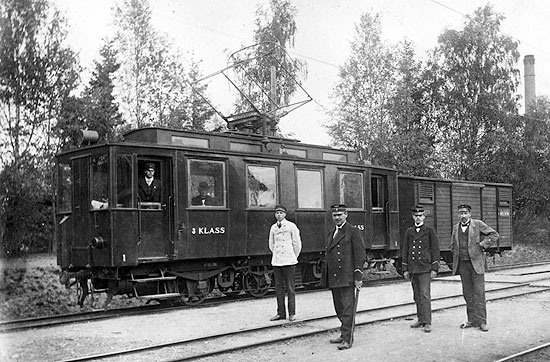 MJ motorvagn nummer 1 "ANKAN" i Klockrike omkring 1925. Klart fr avgng mot  Borensberg bara fotografen blir klar?!