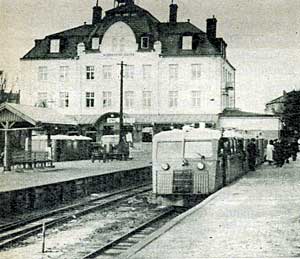 Från och med den 1 juli i år föreslås trafikförvaltningen Östergötlands smalspåriga järnvägar (401 km) uppgå i SJ. Administrationen sköts från Norrköping Ö — största järnvägsstationen.