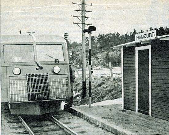 Persontrafiken utföres nästan uteslutande genom rälsbussar, sammanlagt 21 stycken och 22 stycken släpvagnar. Största hastigheten uppgår till 75 kilometer i timmen. Tågen får nöja sig med 35—60 km/lim. Här en rälsbuss på Vikbolandet vid Hamburg, en av TÖJ:s 80 hållplatser. Det mycket originella namnet är påhittat av någon Tysklandsbeundrare?