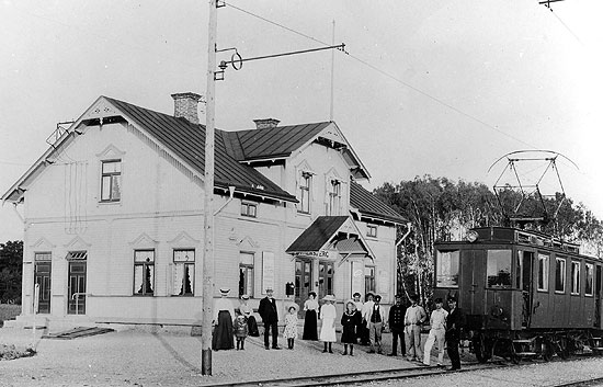 Borensberg omkring 1915. MJ motorvagn nummer 1 "ANKAN" har just anlnt frn Klockrike.