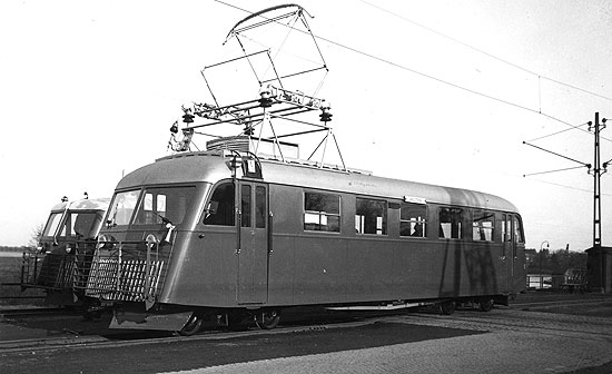Elektriskt drivna rälsbussen nummer 1 Y2B. Leveransfoto vid Linköping Central 1949. Bussen är skyltad Vadstena. Bakom skymtar en av de dieseldrivna rälsbussarna.