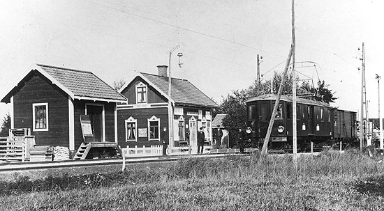 Hvarf station 1916. Möj ellok nummer 2 med godståg står inne på stationen.