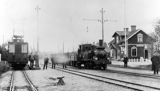 Klockrike omkring 1910. Till vnster MJ motorvagn nummer 1 "ANKAN" och till hger ett godstg p vg mot Fgelsta, draget av MJ lok nummer 5