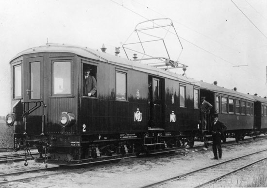 MÖJ ellok nummer 2 med persontåg år 1915.