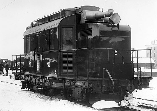 Det dieselelektriska motorloket nummer 2 levererades till MÖJ 1923. Bilden visar loket vid leveransen.