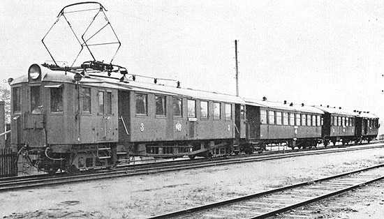 Den nya motorvagnen nummer 6 levererades 1935. Här syns den i Linköping med tillkopplade personvagnar.