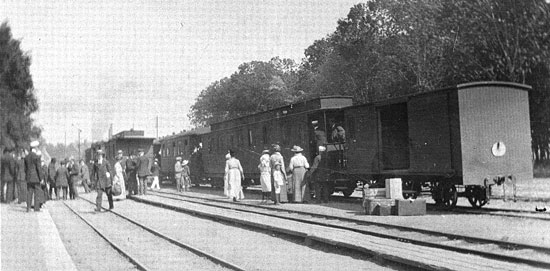 Vadstena 1915. Många resande som byter tåg.