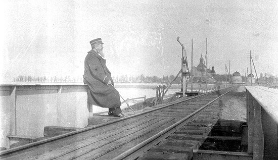 Samma plats och r som bilden ovan. Mannen p bilden r troligen Stationsinspektorn vid Vadstena Karl Alfred Karlson, fdd 1857. Han sitter p bron ver Mjlnan.
