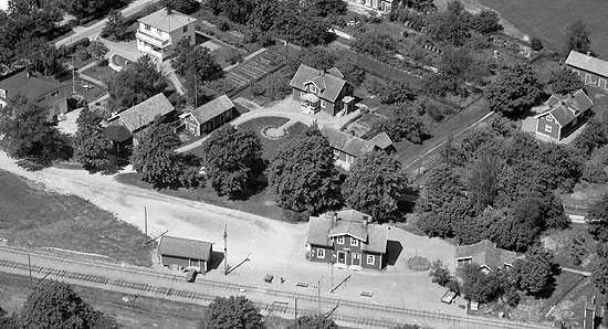 Flygfoto 1950 över Varv station och del av samhället.