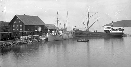 Hstholmens hamn i brjan av 1900-talet. WFJ nglok 2 "GUSTAF WASA" med ett persontg har just ankommit frn Vadstena.