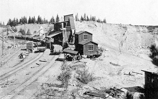 Solberga grustag och sorteringsverk. De väldiga gruskullarna härstamma från istiden. Foto: Öierud, finspong.