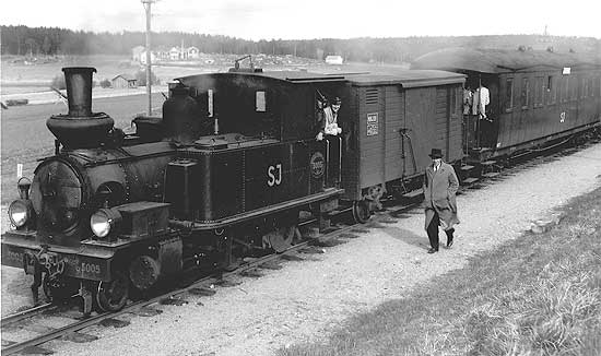 Före detta NHJ lok nummer 3 här i skepnad som SJ S10p 3055 med persontåg omkring 1948. G-vagnen närmast loket är fortfarande märkt med NHJ 21. I lokhytten syns till höger lokföraren Folke Andersson. Eldare heter troligen Ivar Thunström