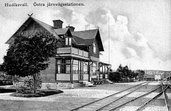 NHJ:s huvudstation, Hudiksvall Östra, någon gång omkring 1910. Här låg även järnvägens verkstad. Stationshuset revs i slutet av 1967