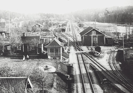 SJ station Kimstad omkring 1930. Föreningsstation med NÖJ. Vid bangårdens mitt, till vänster, skymtar stationshuset. Vid bildens nedre högra hörn kommer NÖJ spår från Finspång och korsar östra stambanan i plan.