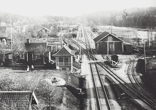 SJ station Kimstad omkring 1930. Freningsstation med NJ. Vid bangrdens mitt, till vnster, skymtar stationshuset. Vid bildens nedre hgra hrn kommer NJ spr frn Finspng och korsar stra stambanan i plan.