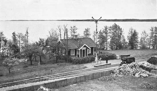 Lenbergsviks hållplats och banvaktsstuga i början av 1940-talet.