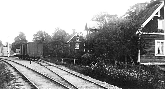 Borggårds håll- och lastplats 1902. Huset till höger om vagnarna är banvaktsstuga nummer 9.