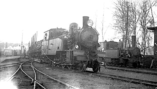 Finspång 1948. NÖJ lok nummer 22 och 7