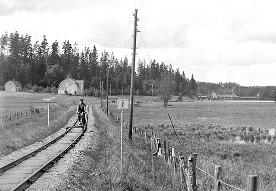 Finspång - Norsholms Järnväg. En kilometer från Finspång, banvakten kommer på sin banbevakningstur