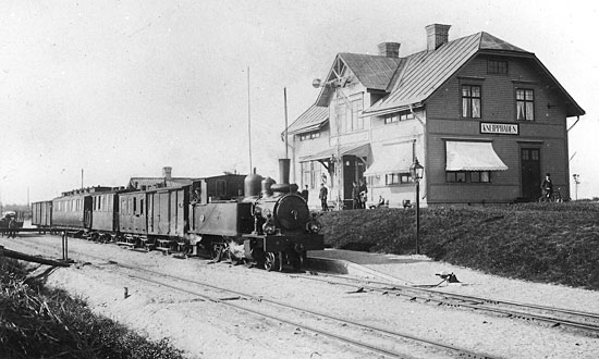 Kneippbaden någon gång på 1910-talet. Persontåget dras av NÖJ lok nummer 11. Tåget är på vag mot Norrköping Östra