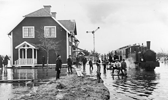 Kvismaren station vid översvämningen i april 1924. NOJ Lok 10 med persontåg