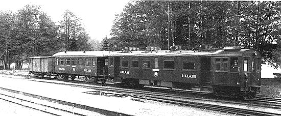 Motorvagnståg på NÖJ omkring år 1925. Motorvagnen (X52) tillverkad av Scania Vabis och Södertelge Verkstäder 1916. Multiple-unit train at NÖJ year 1925