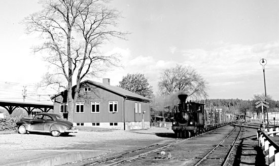 Norsholm, föreningsstation med SJ och de smalspåriga järnvägarna FNJ (NÖJ) och NVHJ (före detta Norsholm - Bersbo Järnväg). Bilden är tagen cirka 1948-1949. Godståget, draget av NVHJ lok nummer 11 ankommer från Kimstadshållet.
