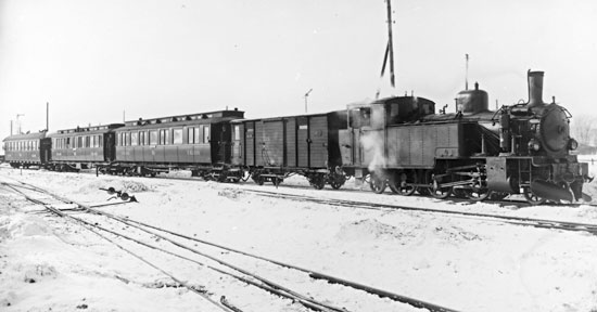 NÖJ lok nummer 14 med persontåg vid Örebro södra 1929.