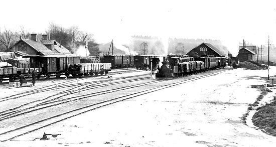 SJ station Plsboda omkring 1900, freningsstation med vstra stambanan.. Stationshuset skymtar bakom de tckta godsvagnarna. Spren till hger hr till NJ