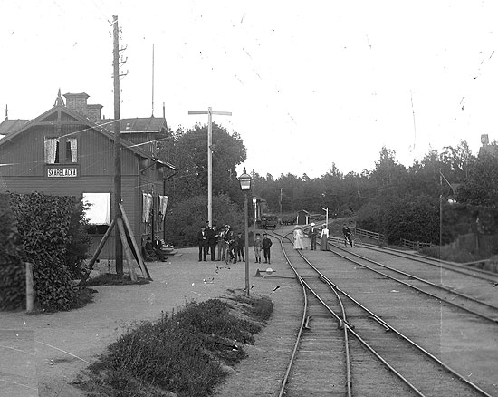 Skärblacka station någon gång på 1890-talet. Stationshuset är i sitt ursprungliga utförande. Har senare byggts om i flera etapper. Att en station anlades här var på grund av Skärblacka bruk som hade anlagts 1872